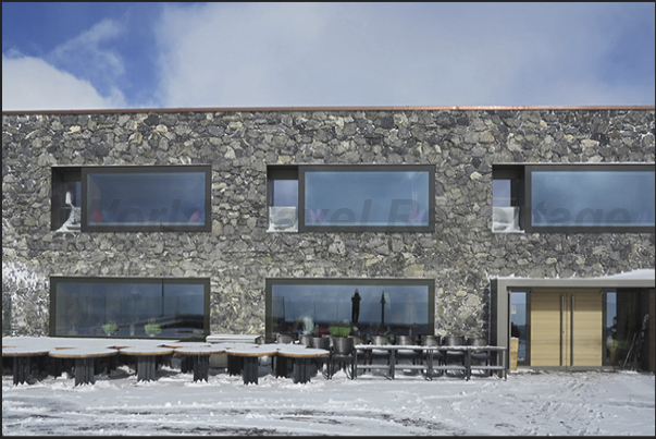 The lodge-hotel Chetzeron, recovered renovating an old abandoned station of arrival of a gondola
