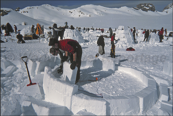 On the Pleine Morte glacier, during the year, take place different kinds of events like this rally igloo builders