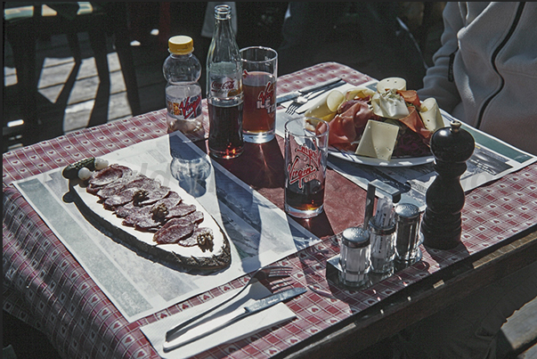 Along the slopes there are restaurants where you can rest and eat typical dishes of salami, vegetables and cheeses