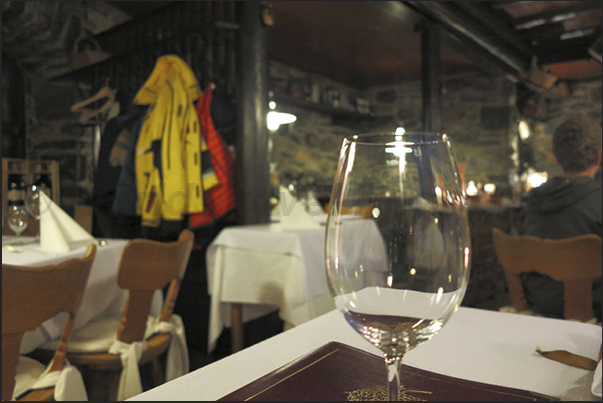 In the evening, tourists find themselves in taverns and restaurants for an hot chocolate or an aperitif before dinner