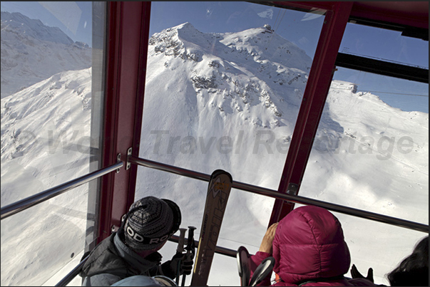 On the Schilthorn cable car to Piz Gloria, the refuge built in 1969 to turn some scenes of movie: 007 Service of Her Majesty