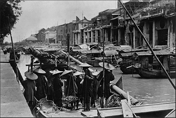 Canton (Guangzhou), Sampans (Traditional Chinese Boat), along the canal