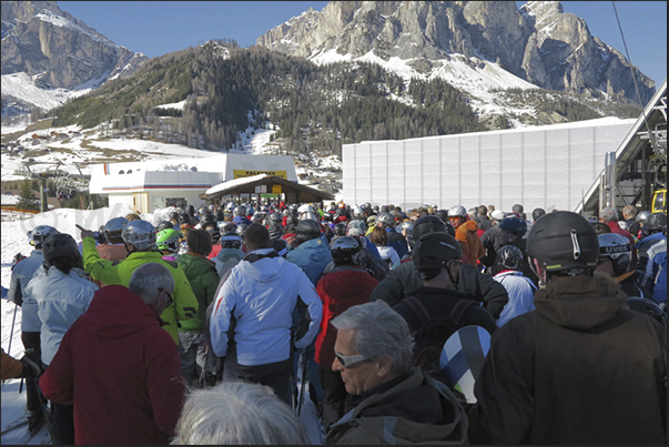 Skiers in the queue to Corvara
