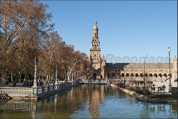 Sevilla, river in the Plaza de Espańa (Spain Square). The south tower