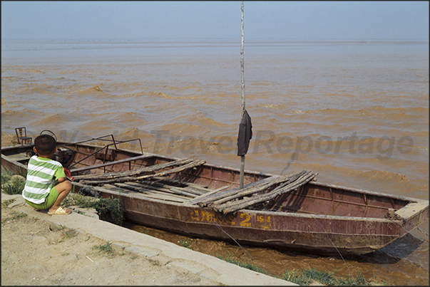 A child observes the Great Yellow River A child observes the Great Yellow River