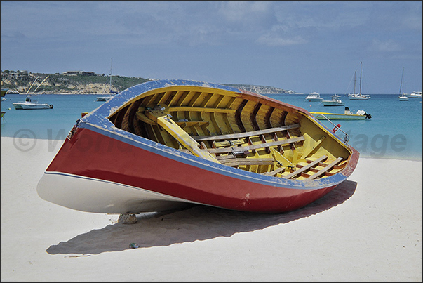 The boat is without drift because in the eighteenth century the inhabitants bring the smuggled products directly to the beach The boat is without drift because in the eighteenth century the inhabitants bring the smuggled products directly to the beach