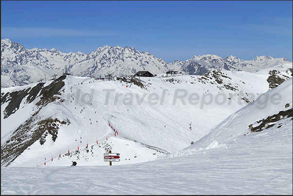 The slopes that descend towards the village of Risoul from La Mayt peak (2580 m) The slopes that descend towards the village of Risoul from La Mayt peak (2580 m)