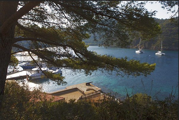 As it began, the island tour ends in the harbor of Port Cros, the port of arrival ferries As it began, the island tour ends in the harbor of Port Cros, the port of arrival ferries