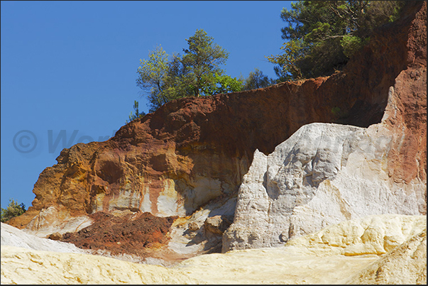 White, orange and red are the dominant colors of Provencal Canyon White, orange and red are the dominant colors of Provencal Canyon