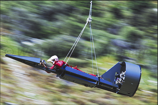 Fly by wire, a flight by skimming trees and rock faces at 170 kph Fly by wire, a flight by skimming trees and rock faces at 170 kph