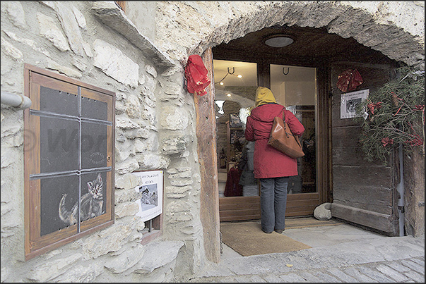Usseaux. The Christmas markets are not held along the street but inside old stables following a path called Installarte