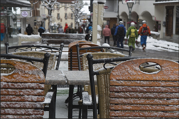 The cold weather does not stop tourists visiting Saint Anton The cold weather does not stop tourists visiting Saint Anton