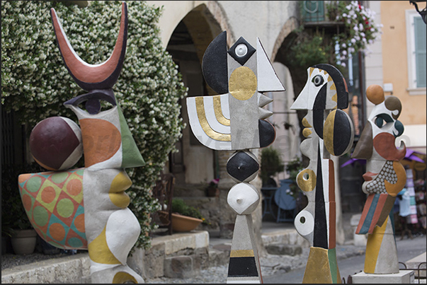 Place des Arcades, the main square near the church. In the square are exhibited sculptures by various artists Place des Arcades, the main square near the church. In the square are exhibited sculptures by various artists