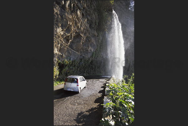 Inland road that climbs to Pico de Areeiro (1.818m).The old road 223 that crosses the island Inland road that climbs to Pico de Areeiro (1.818m).The old road 223 that crosses the island