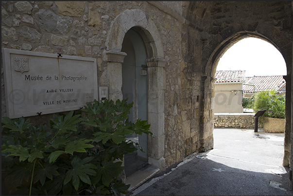 Porte Sarrazine, access to the village from Rue des Muriers Porte Sarrazine, access to the village from Rue des Muriers