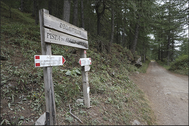At each crossroads there are indicator signs so as not to lose the direction to follow towards the Rochemolles dam At each crossroads there are indicator signs so as not to lose the direction to follow towards the Rochemolles dam