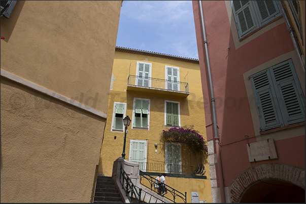 Rue Pasteur rises to the upper part of the village to continue along rue Baron de Bres up to the cathedral Rue Pasteur rises to the upper part of the village to continue along rue Baron de Bres up to the cathedral