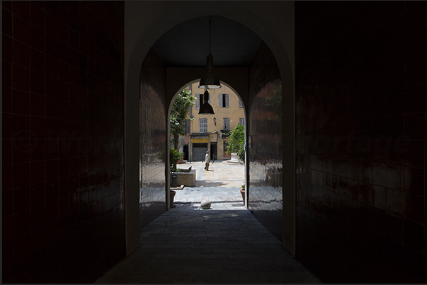 Passageway connecting Place Vieille Boucherie with Place aux Herbes Passageway connecting Place Vieille Boucherie with Place aux Herbes