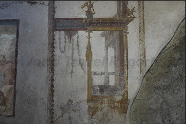 Refined frescoes in yellow, Pompeian red, white and black decorate the rooms of the entire villa