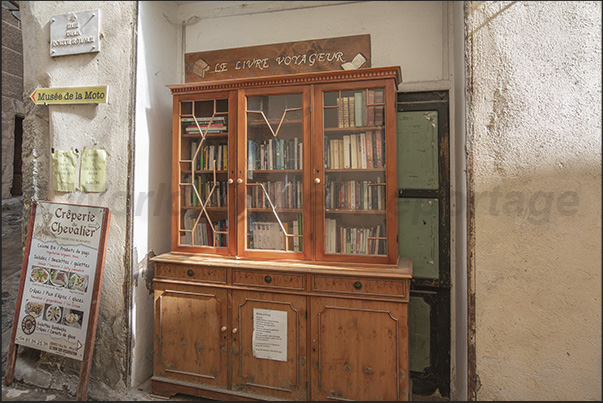 A free library where anyone can leave and take books