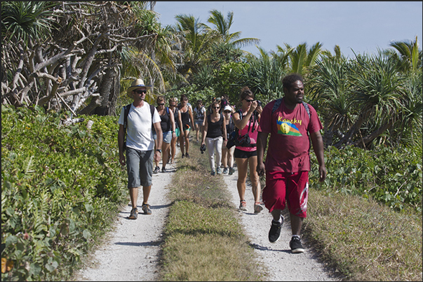 Tourists and guide to the remote and uninhabited beaches of the south Tourists and guide to the remote and uninhabited beaches of the south