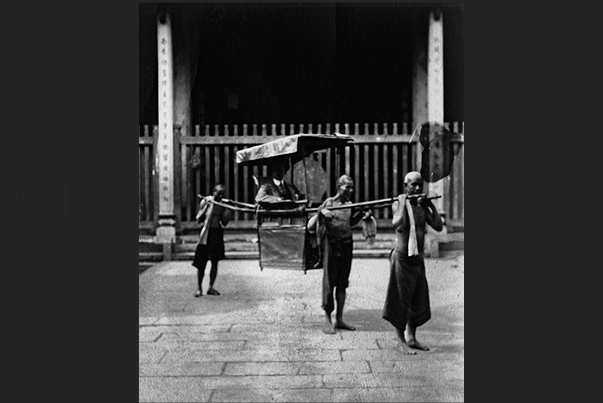 A sedan-chair in Canton (Guangzhou) A sedan-chair in Canton (Guangzhou)
