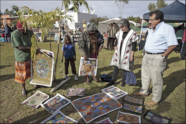 Alice Springs, the Todd Mall market. Aboriginal paintings Alice Springs, the Todd Mall market. Aboriginal paintings