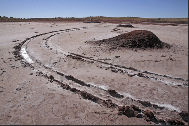 Leaving the Stuart Highway, following the National 4 towards Uluru, it passes close to the ancient salt lakes area Leaving the Stuart Highway, following the National 4 towards Uluru, it passes close to the ancient salt lakes area