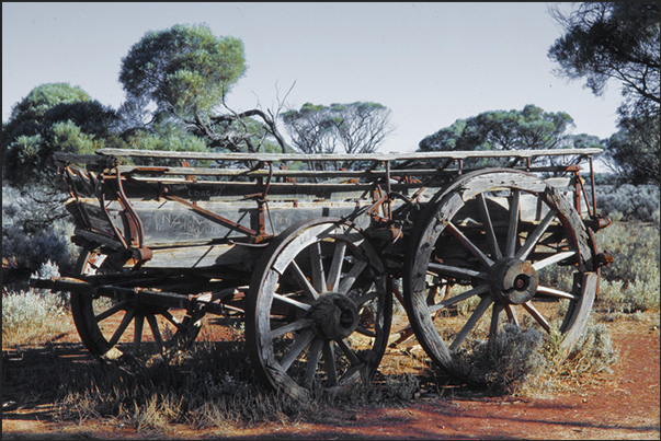 Kingoonya Iron Knob Road. An old chariot used by the first settlers arrived in this land Kingoonya Iron Knob Road. An old chariot used by the first settlers arrived in this land