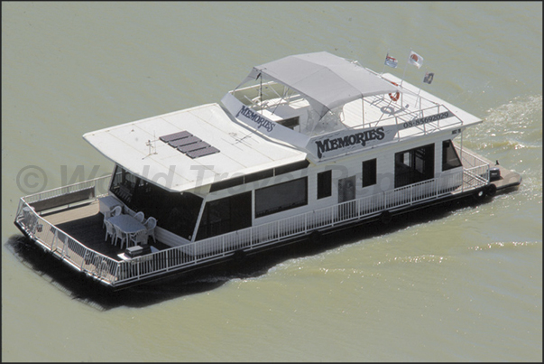It is possible to rent an house boats to browsing on the Murray River between Renmark and Mannum It is possible to rent an house boats to browsing on the Murray River between Renmark and Mannum