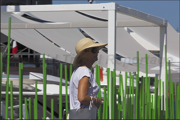 The only solution was the sun hat, used especially by the ladies visiting the boats on display along the quays of the Ports The only solution was the sun hat, used especially by the ladies visiting the boats on display along the quays of the Ports