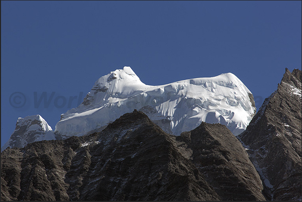 The glacier on Mount Kangteka (6783 m) The glacier on Mount Kangteka (6783 m)