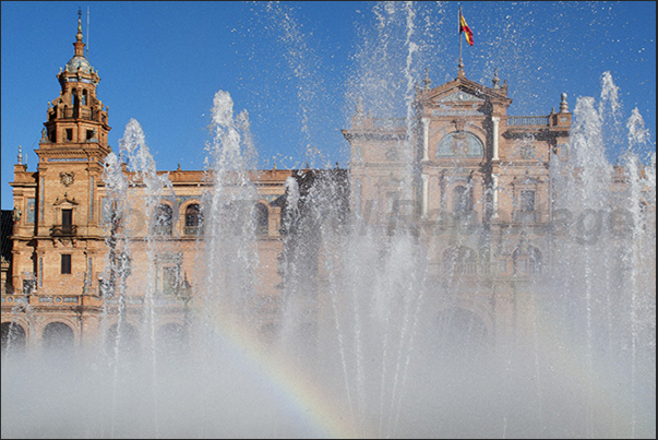 Sevilla, Plaza de Espańa (Spain Square). Central building behind the fountain, designed by Vicente Traver Sevilla, Plaza de Espańa (Spain Square). Central building behind the fountain, designed by Vicente Traver