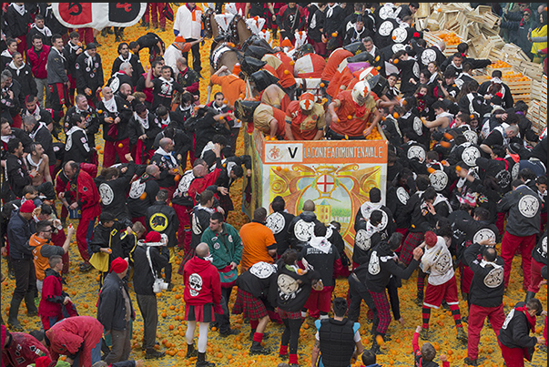 The battle between the people on the ground and the guards of the tyrant on the chariot The battle between the people on the ground and the guards of the tyrant on the chariot