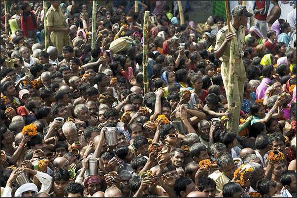 The police controls the flow of pilgrims The police controls the flow of pilgrims
